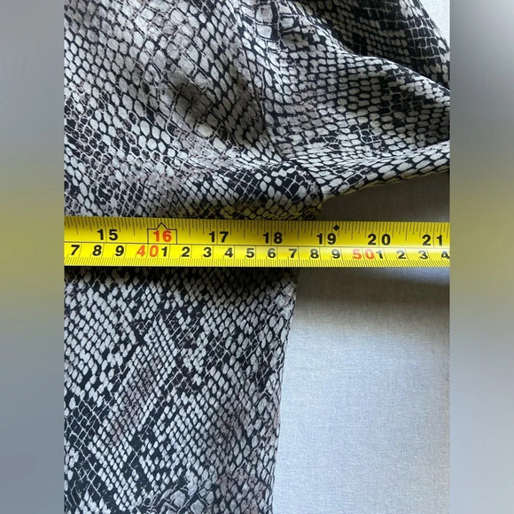 Talula Babaton Aritzia 100% silk python  pattern 3/4 sleeve blouse Sz S - Picture 8 of 9